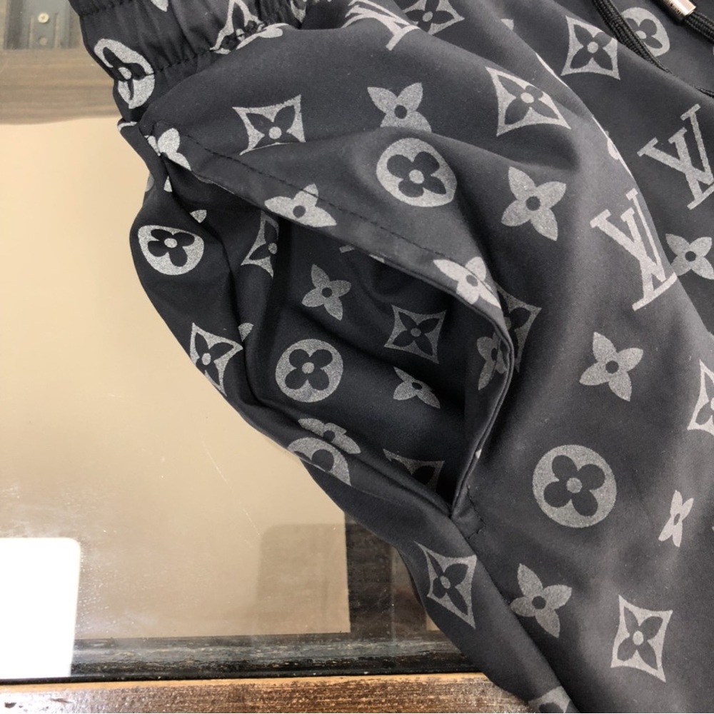 Louis Vuitton Dark Monogram Patterned Shorts - image 3